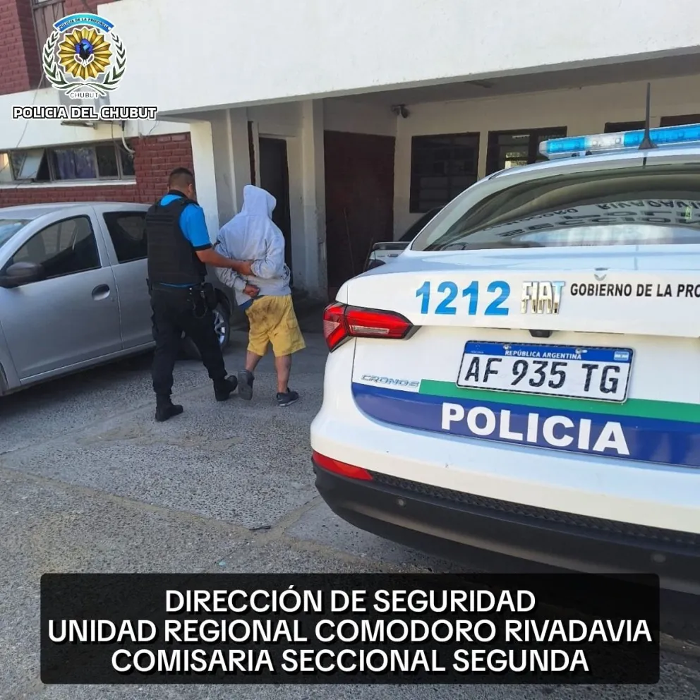 Detienen a un joven que escapaba con productos ocultos entre la ropa