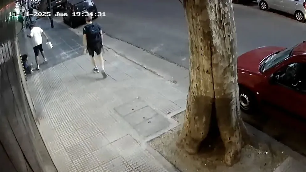 Un hombre pateó a una nena en plena calle
