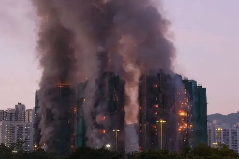 Hong Kong: el incendio del rascacielos dejó al menos 55 muertos y cientos de desaparecidos