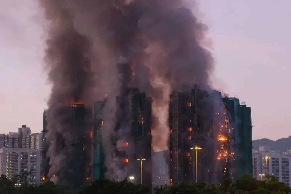 Hong Kong: el incendio del rascacielos dejó al menos 55 muertos y cientos de desaparecidos