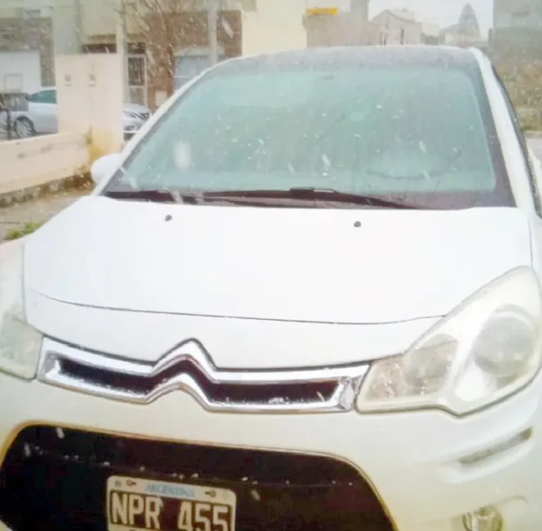 Robaron una camioneta del estacionamiento de un autoservicio y un auto del frente de la casa de su dueño