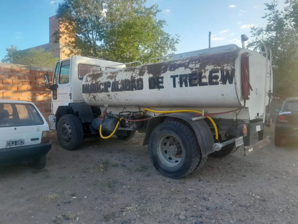 Camión del Municipio chocó vehículos estacionados frente a un jardín y el conductor fue demorado por unas maestras
