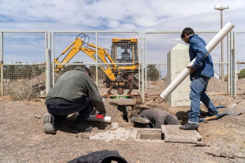 Municipio de Rawson realiza trabajos de conexiones de cloacas en la escuela N° 190 de Playa Unión