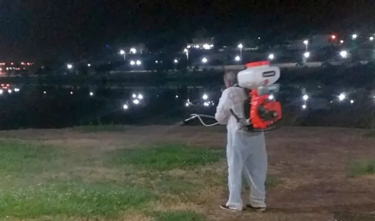 El Municipio de Trelew intensifica fumigación en la laguna Chiquichano