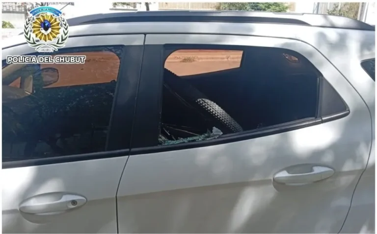 Detienen a un hombre intentando sustraer una bicicleta de un vehículo