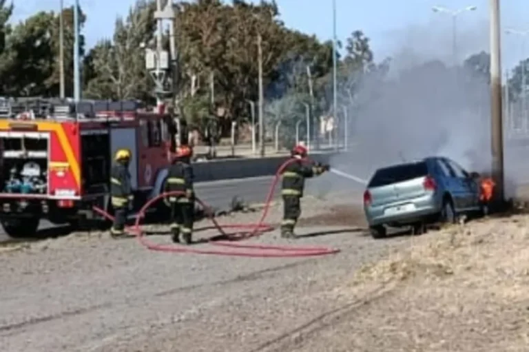 Se Incendió un auto en el barrio Palazzo por un desperfecto mecánico