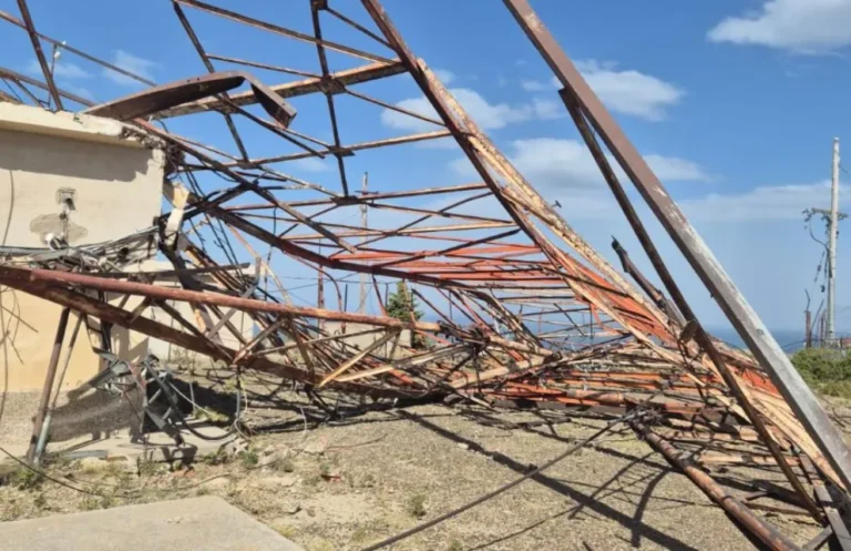 El viento derribó la histórica torre de la planta transmisora de Canal 9