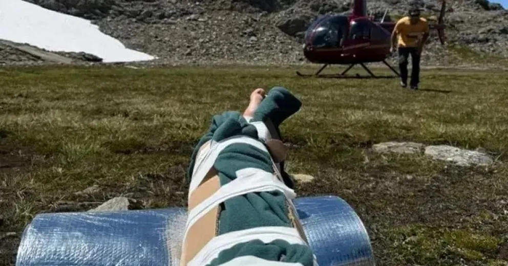 Rescatan en helicóptero a una joven que se fracturó durante una travesía en el cerro Constitución