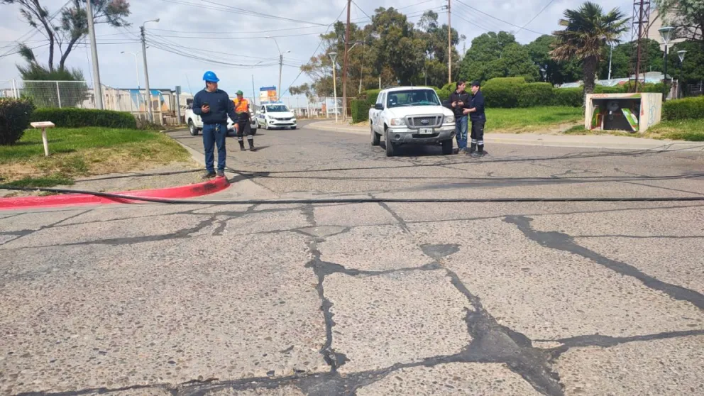 Una utilitaria provocó la caída de un poste y cables en la zona costanera