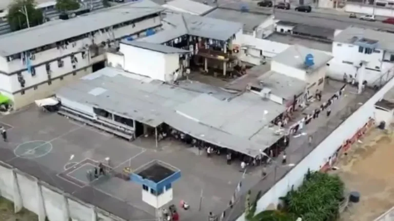 Ecuador: 27 presos muertos por asfixia en un motín carcelario