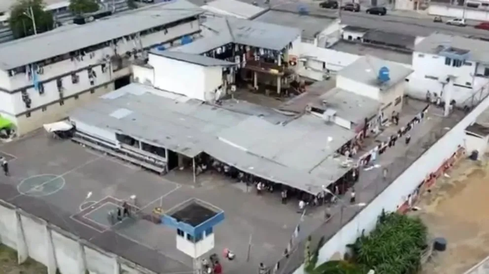 Ecuador: 27 presos muertos por asfixia en un motín carcelario