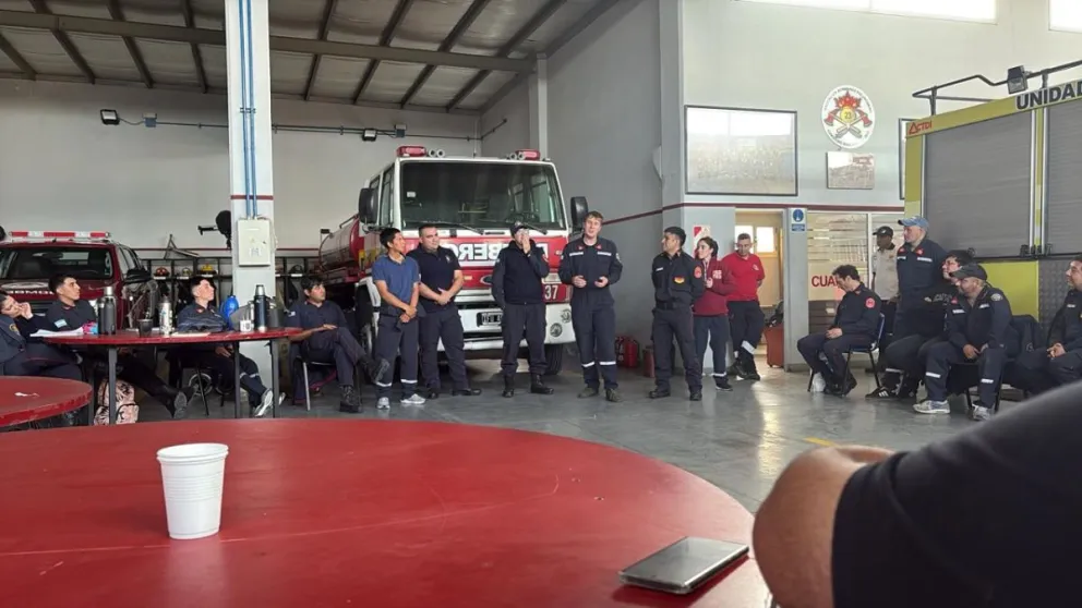 Capacitación en incendios forestales en el Cuartel Central de Bomberos de Comodoro
