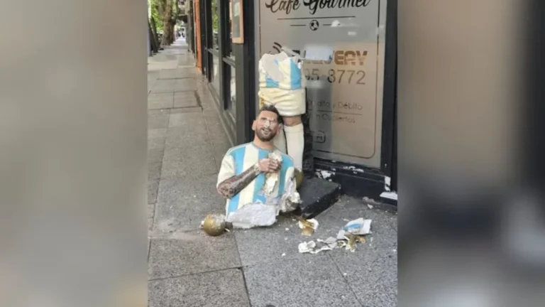 Vandalizaron una estatua de Messi en Mar del Plata