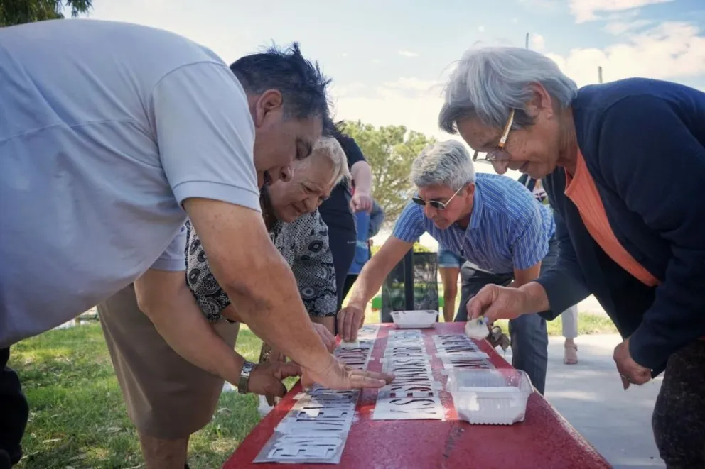Rawson conmemoró el 25N con la inauguración de un nuevo banco rojo en la plaza del barrio Luis Vernet