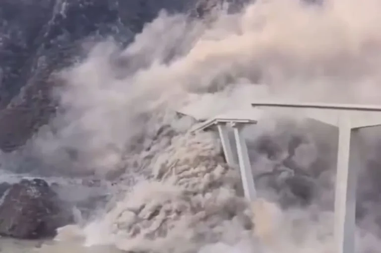 China: un deslizamiento de tierra provocó la caída de un mega puente