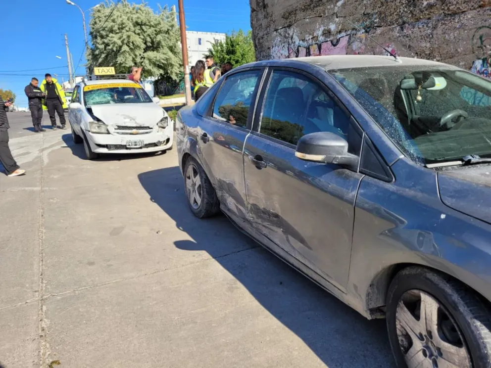 Fuerte choque en Comodoro: un taxista tuvo que ser atendido