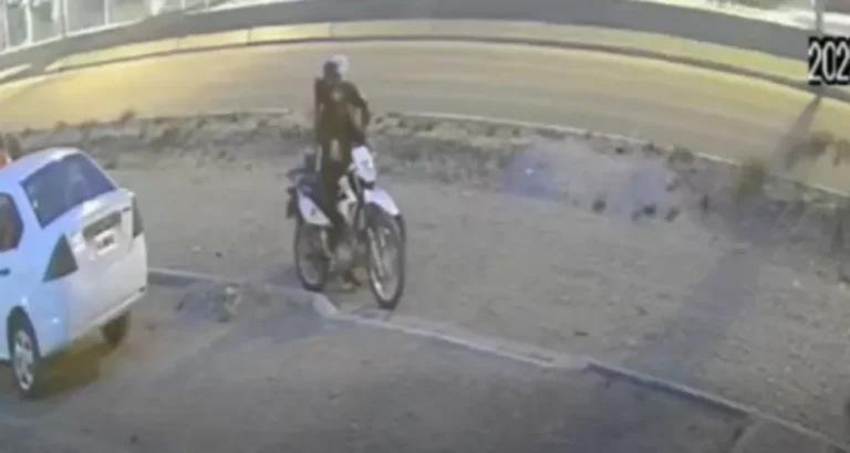 Le robaron la moto en Palazzo y quedó todo filmado: busca identificar a los ladrones