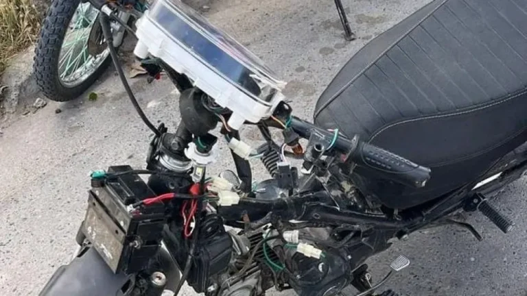 Trelew: jóvenes abandonan moto robada tras maniobras peligrosas en barrio Inta