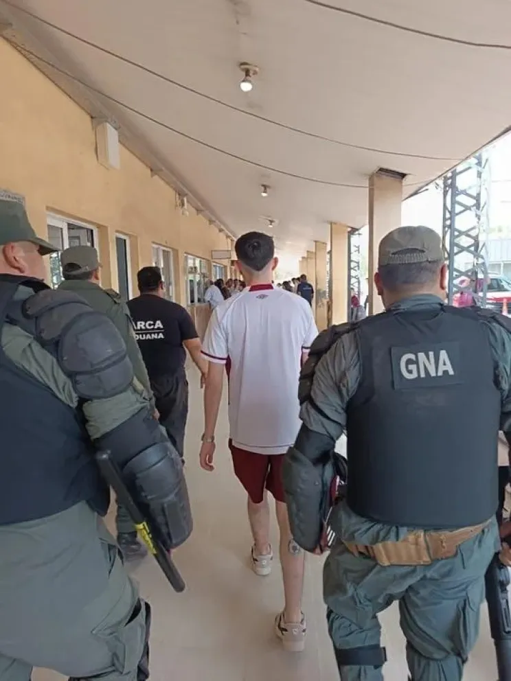Un hincha de Lanús se perdió la final por publicar una foto con un arma