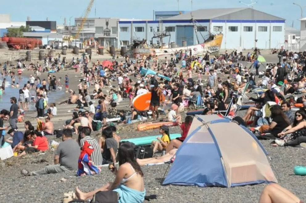 La temperatura este domingo superó la máxima y los vecinos se volcaron a las playas
