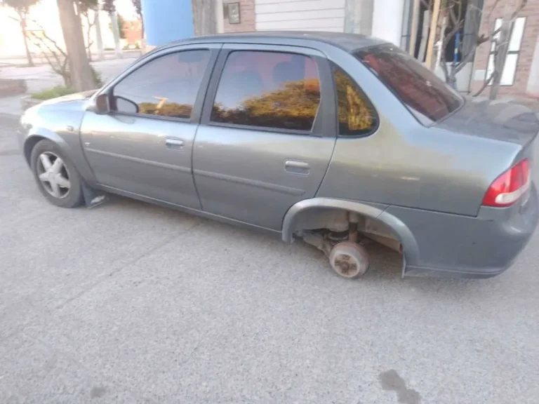 Un vecino de Edison y Roca sufre nuevo robo de autopartes