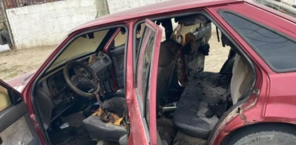 Reportan incendio intencional de un Ford Escort