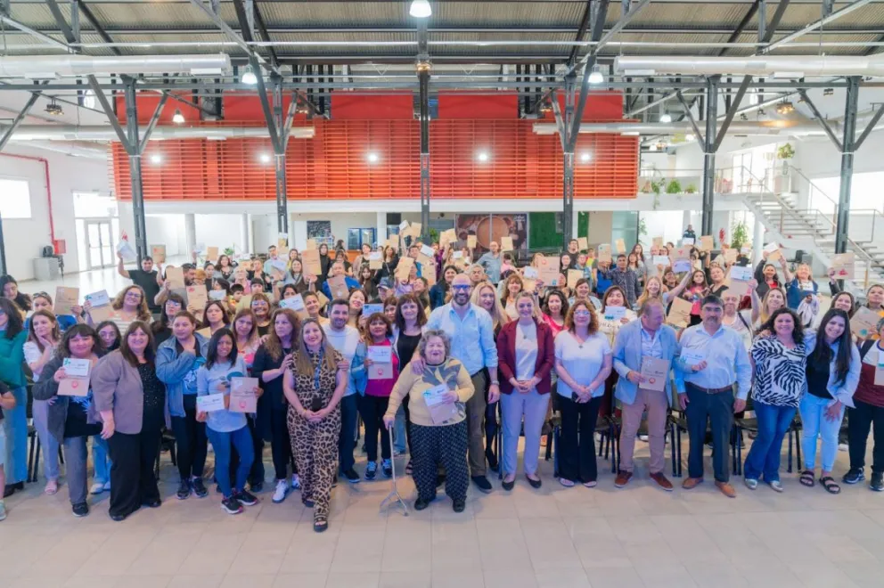 El Municipio cerró el año con la entrega del FAEM a 97 cooperadoras y 7 bibliotecas
