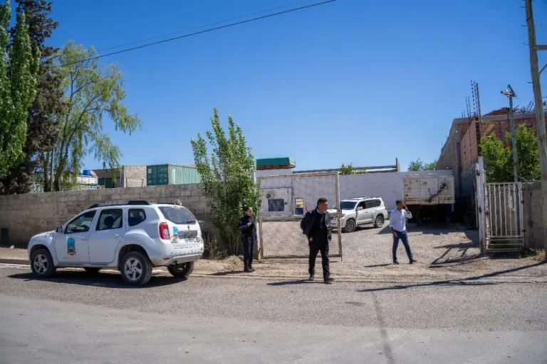 Clausuraron dos empresas por irregularidades y uso indebido del espacio público en barrio Industrial