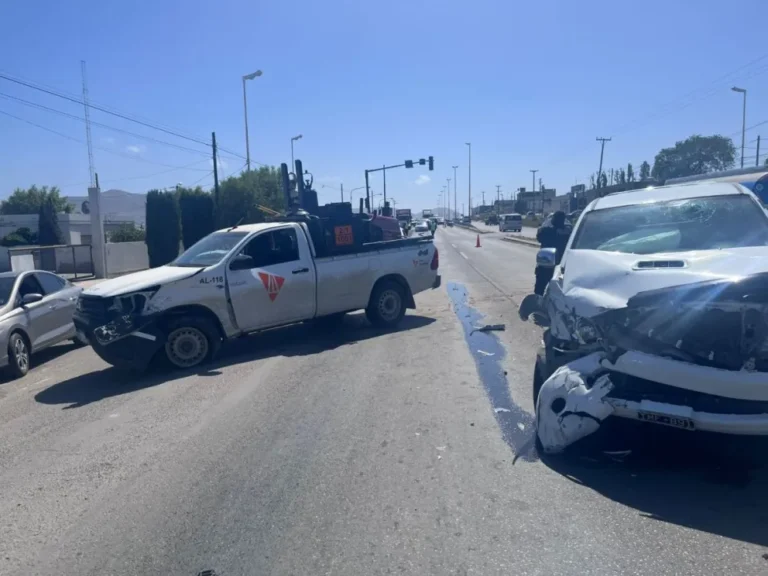 Cruzó en rojo el semáforo y colisionó con una camioneta: tres personas resultaron heridas