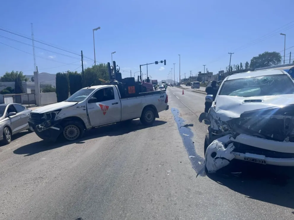 Cruzó en rojo el semáforo y colisionó con una camioneta: tres personas resultaron heridas