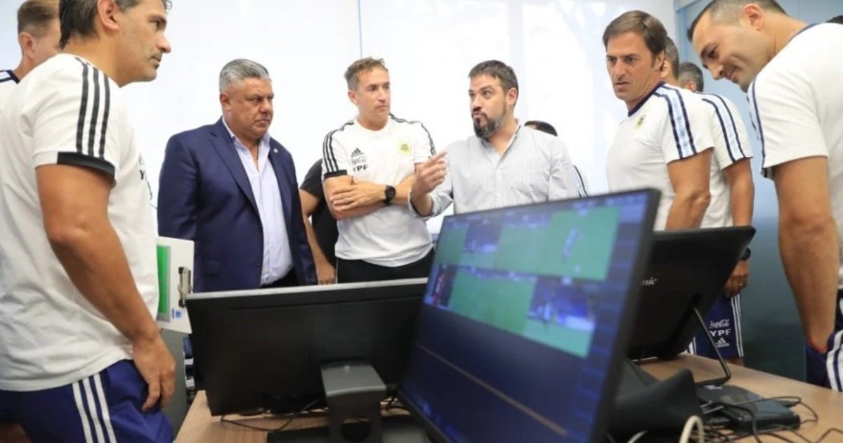 El Torneo Clausura de las polémicas y árbitros en la mira envuelve a "Chiqui" Tapia: crónica del desfalco del fútbol argentino campeón del mundo