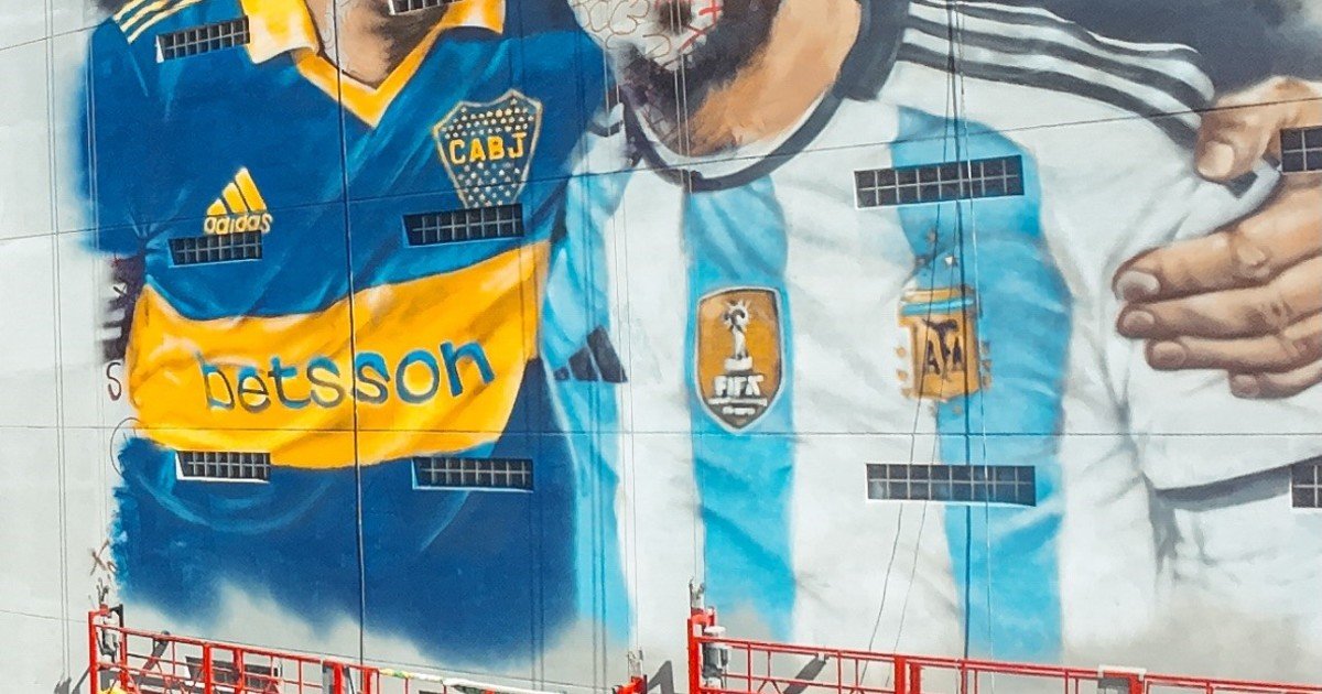 El misterioso mural que apareció frente a la Bombonera con una imagen de Riquelme y Messi que estará listo para el Superclásico