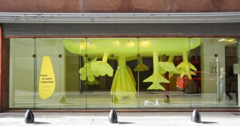 Con un jardín colgante flúo, reabrió la histórica sala del Fondo Nacional de las Artes de la calle Alsina