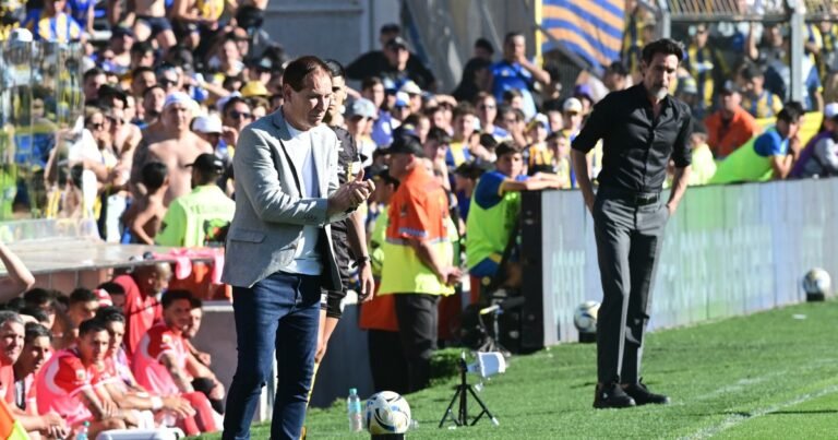 La bronca de Holan, el DT de Rosario Central, contra el "espaldazo" en el pasillo de Estudiantes: "Fue una falta de respeto"