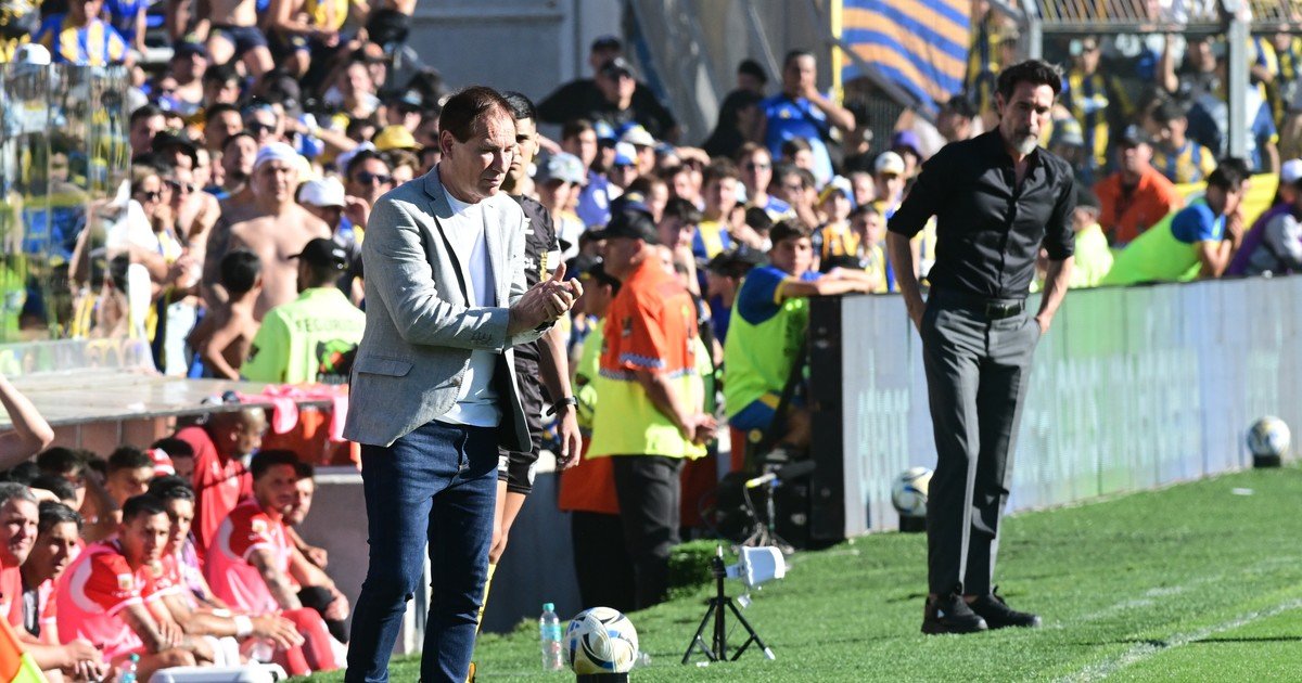 La bronca de Holan, el DT de Rosario Central, contra el "espaldazo" en el pasillo de Estudiantes: "Fue una falta de respeto"