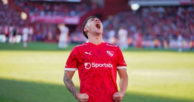 Tres argentinos nominados al mejor gol del año por la FIFA: Santiago Montiel y De la Vega van por el Premio Puskás y Kishi Núñez por el Premio Marta