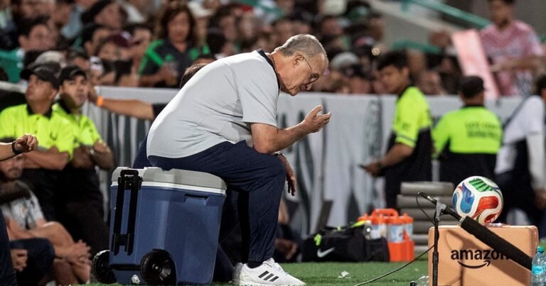 En Uruguay no tuvieron piedad con Marcelo Bielsa tras la goleada sufrida ante Estados Unidos: "Paliza vergonzosa"