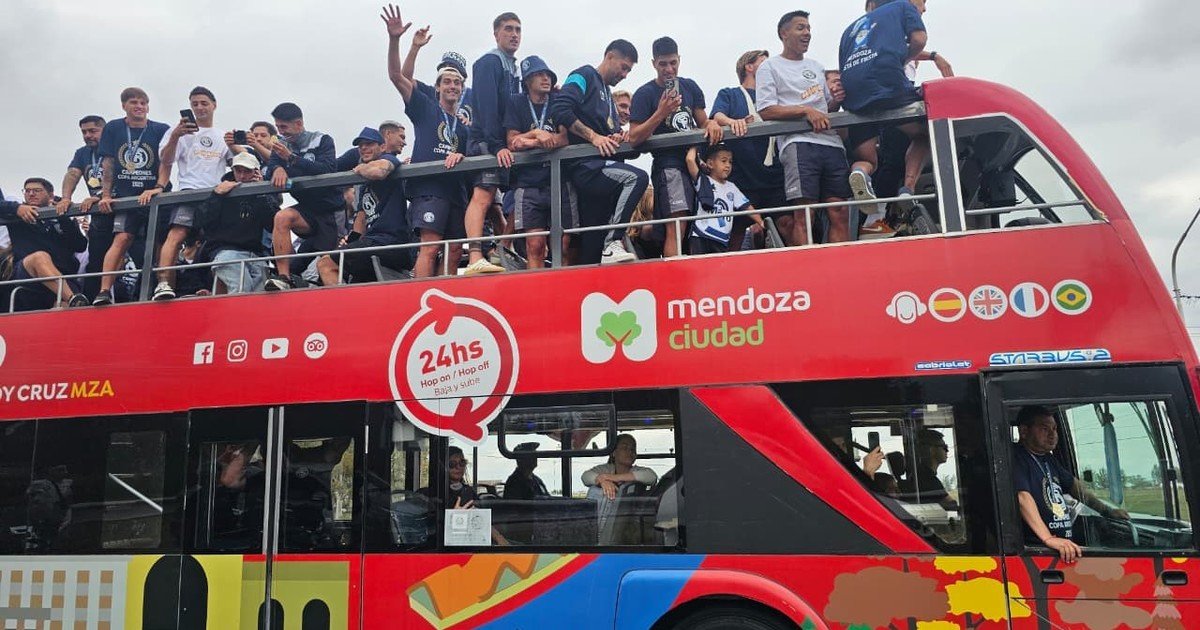 Locura en Mendoza: el multitudinario recibimiento a Independiente Rivadavia en las calles de la ciudad para festejar el título en la Copa Argentina 2025