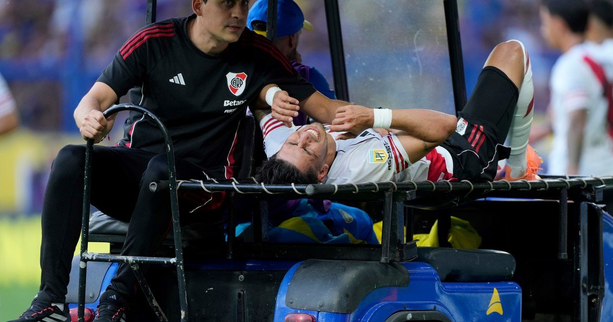Maxi Meza se cayó solo y sufrió una lesión que preocupó a River en el primer tiempo del Superclásico contra Boca