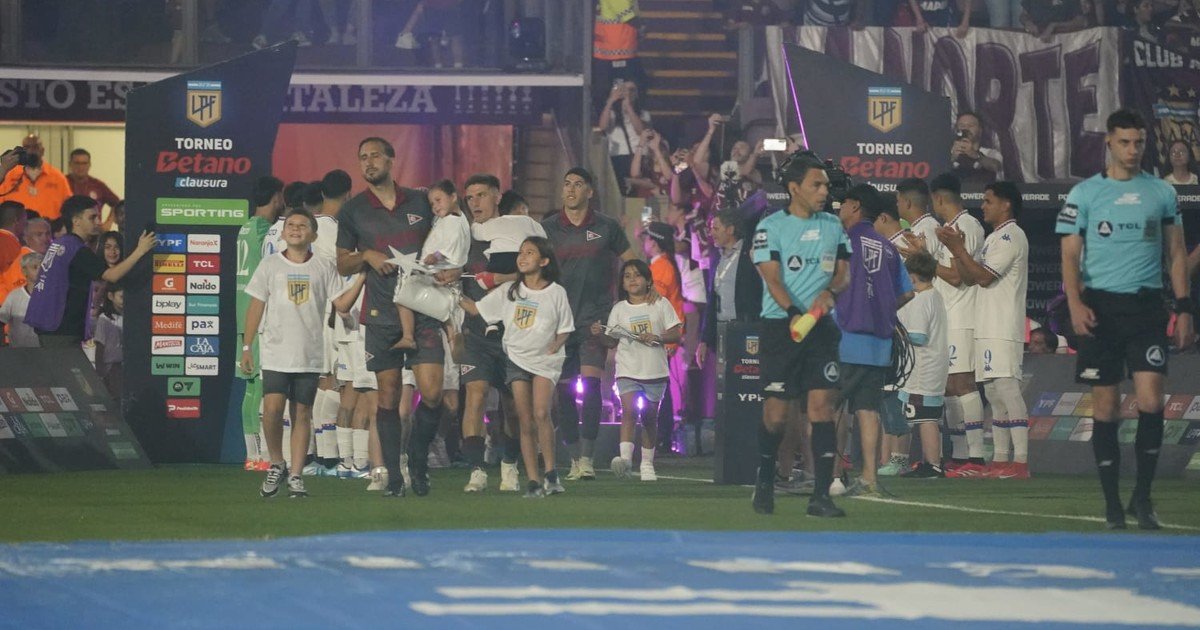 Tigre cumplió con el ritual del pasillo para Lanús, el campeón de la Copa Sudamericana, pese a que no estaba contemplado en el protocolo del PDFgate
