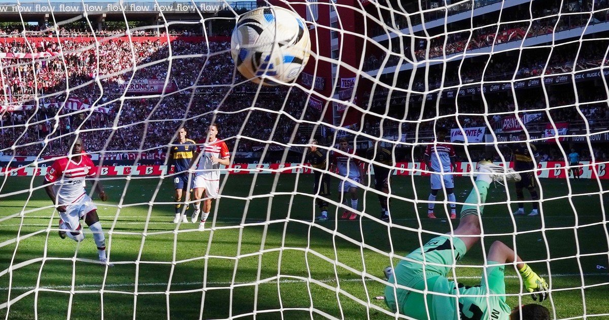 Cetré en modo Ronaldinho: dejó en ridículo a Barinaga con "la elástica" y le picó la pelota a Marchesín en el penal