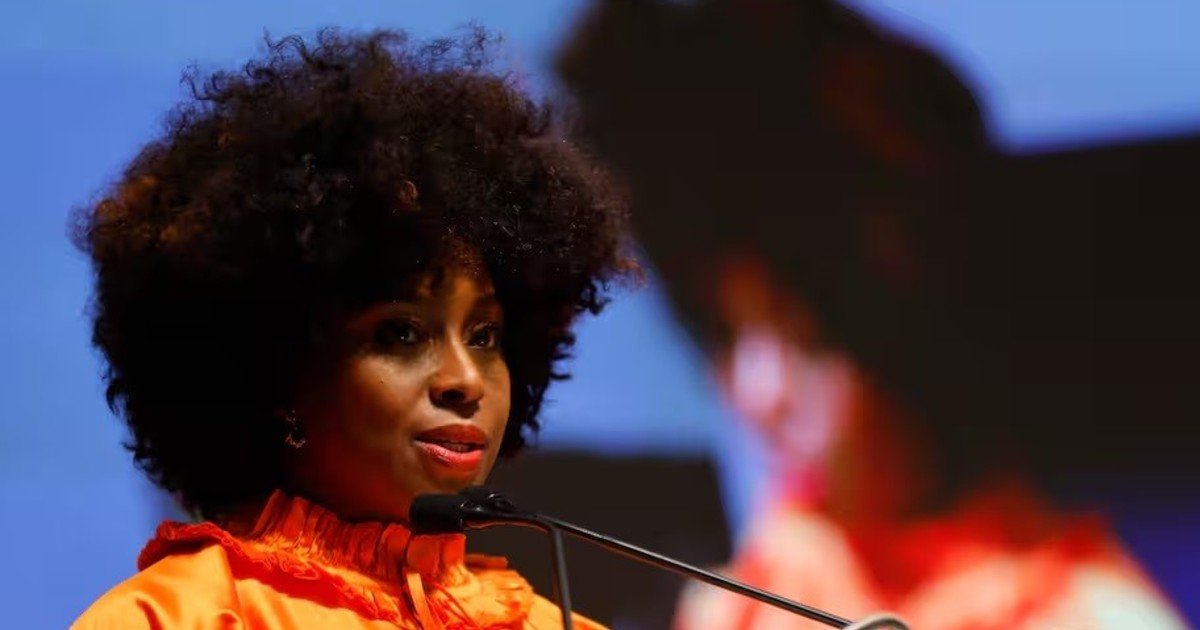Chimamanda Ngozi Adichie: “La literatura nos ayuda a ver y a ser vistos”