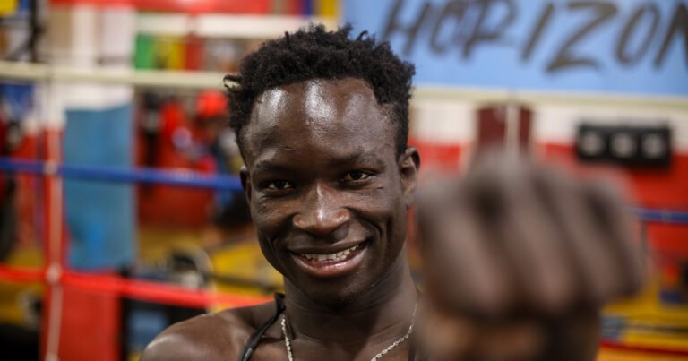 Tras romperle la mandíbula a Bazooka Chávez, el senegalés Touba Niang armó una colecta para pagarle la operación