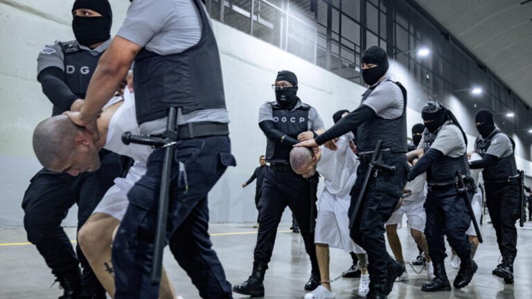 Colombo-venezolano denuncia torturas tras ser enviado desde EE. UU. a la megacárcel de El Salvador