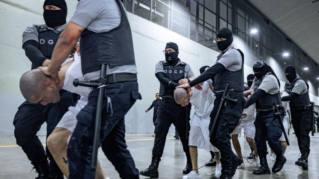 Colombo-venezolano denuncia torturas tras ser enviado desde EE. UU. a la megacárcel de El Salvador