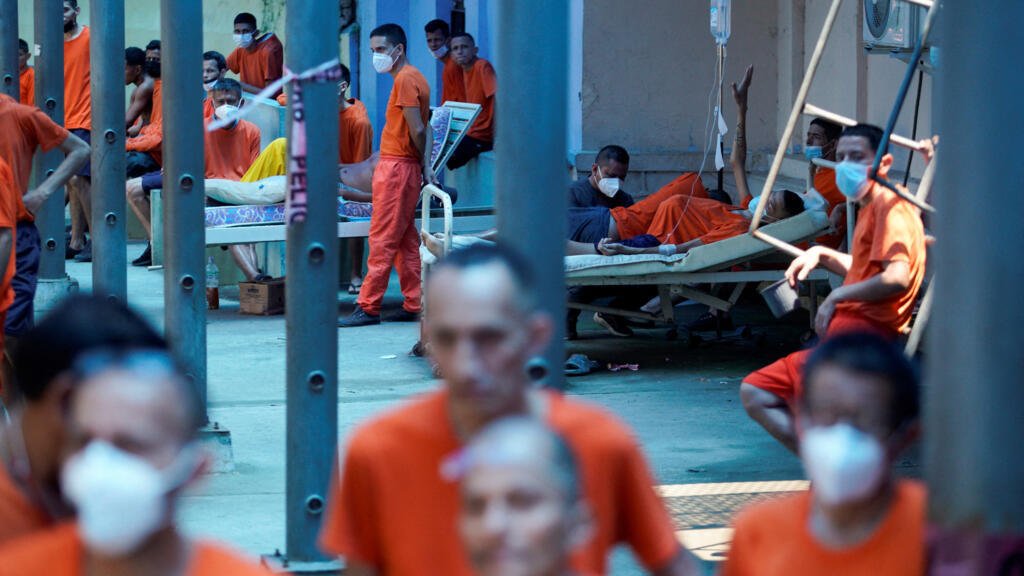 Encuentran a 15 reclusos muertos en la cárcel del litoral de Ecuador