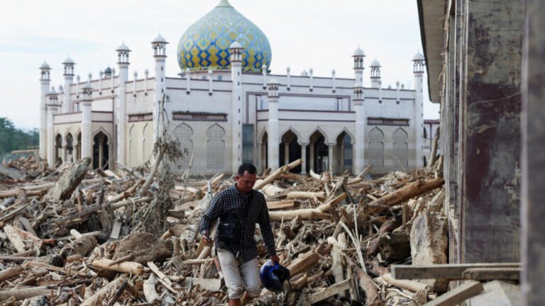 Devastadoras inundaciones en Indonesia: más de 900 muertos solo en Sumatra