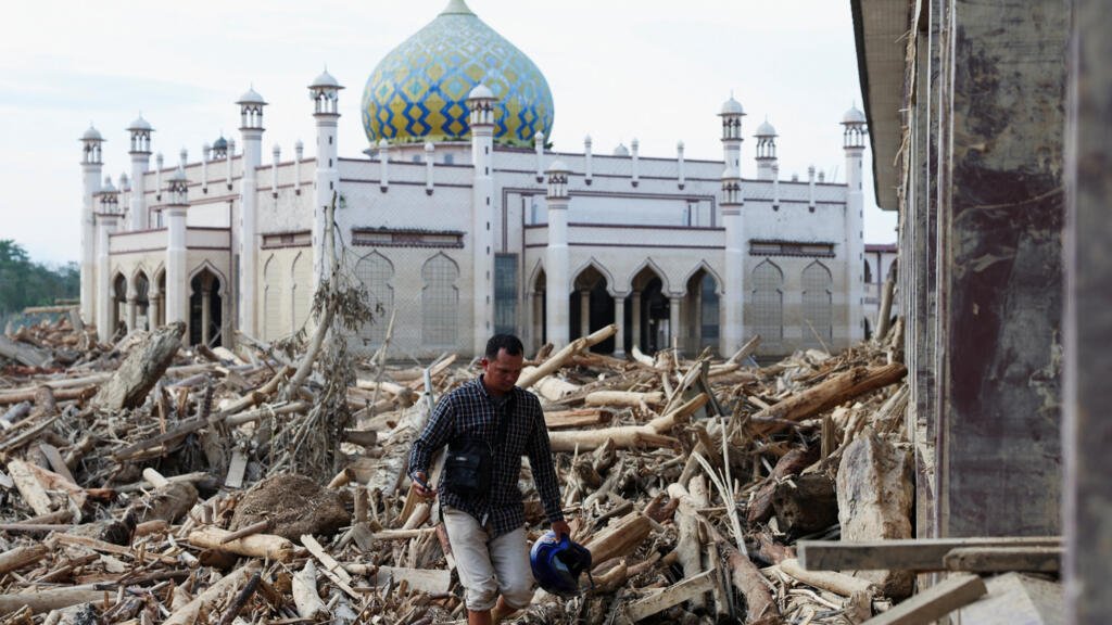 Devastadoras inundaciones en Indonesia: más de 900 muertos solo en Sumatra
