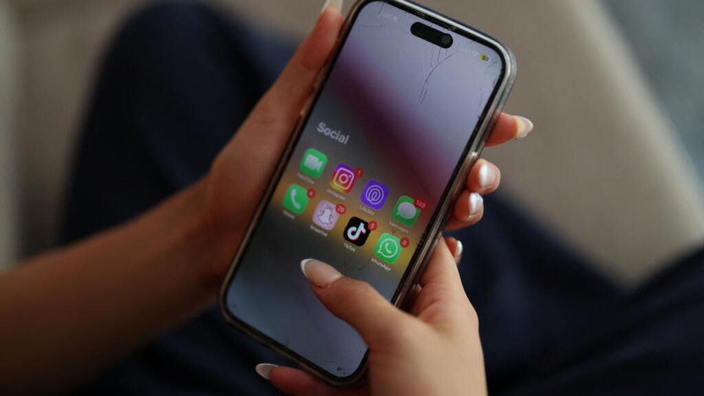 Francia debatirá en enero sobre prohibir las redes sociales a menores de 15 años