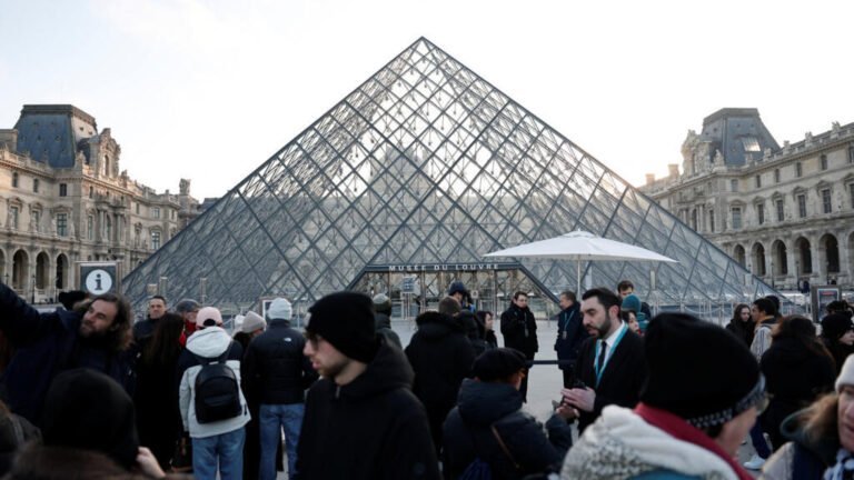 El Louvre reabre con normalidad tras la votación del personal para suspender la huelga por condiciones laborales